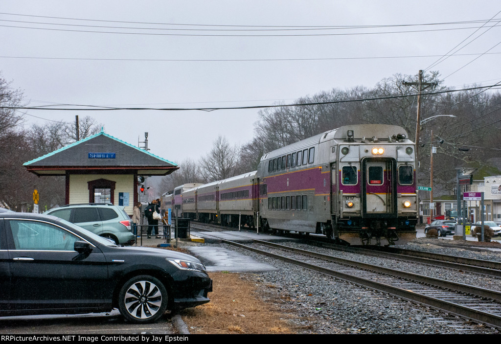 Inbound Train #5418 arrives in Shirley 